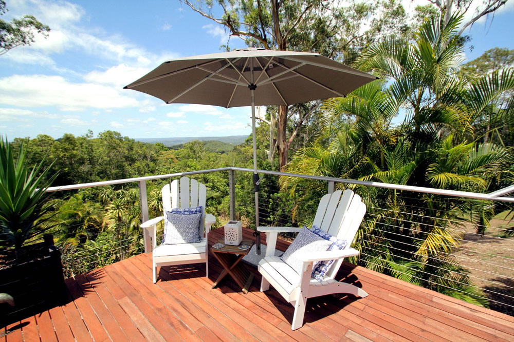 Hilltop setting commands some of the most sensational sweeping valley and bushland views,