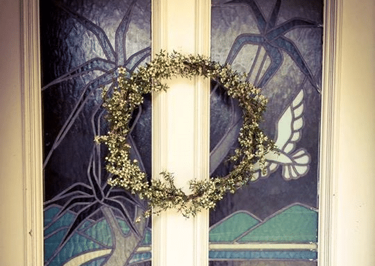 Learn how to create two of your very own beautiful Australian Christmas Wreaths.